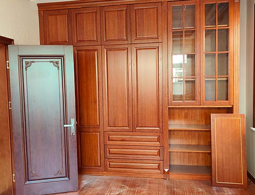 大田中式家庭装修里定制的实木衣柜效果图